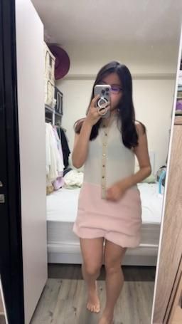 janicee : 黑框眼鏡 X OL洋裝✨
手指游移在外
弄到我發出觸電般的嬌喘
一支手摸著乳尖
嘴裡含著另一側舔舐
把我三個點都玩弄得充滿期待