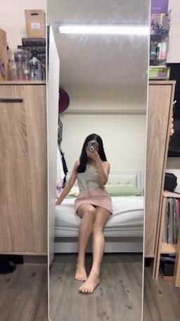 janicee : 準備解開領口
黑色內衣隱約透出💕

濕潤後手指插入時
他說著：好緊呀
感受到手中他的肉棒瞬間膨脹到我快握不住的粗度
知道他已經開始帶入換成巨根抽插我的情境
