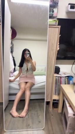 janicee : 解開領口
露出黑色內衣
揉揉酥胸💋

因為他是個粗到很難放進去的尺寸
女上時往往要喬一下才有辦法插入
每次我好不容易坐到底後
他就會下身用力挺進
把我的身體撐開
欣賞我被巨物侵犯時防線崩壞的表情與叫聲
我在動時他也會不時突然扳住我的腿
把肉棒用力插到底
不讓我有空間逃跑