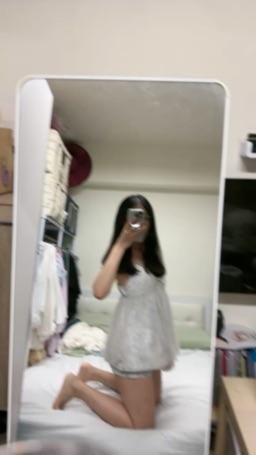 janicee : 女上這樣搖
你可以撐多久？
性感睡衣❤️

Magnifier
射了後他頂著我不拔出
硬度還在，肉棒繼續撐著我的穴
他伸起撐住的手，捏起我的乳頭
兩邊一起撫摸與揉捏
肉棒插著時最容易感受我的反應
感受小穴因為快感而舒服地收縮與顫抖
剛被抽插完感官特別容易被堆疊放大
弄到我陰道收縮到要把肉棒擠出時
他往後退，馬上把手指插回肉棒的位置
一手抽插著正在收緊的穴
另一支手挑逗著陰蒂
內外夾攻
玩得我一直抽動與呻吟
真的好愛這種後戲❤️