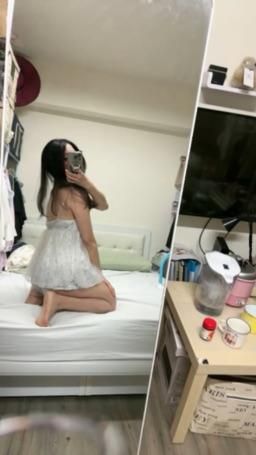janicee : 彎腰時露出胸部的形狀💕

18公分下彎
只是傳教士的角度進入身體
就聽到我用求饒的聲音
說著真的好大...
但又很喜歡這種陰道被硬是撐大的感覺
下彎的角度讓這個平凡的體位格外有感
跟平常用的上彎完全是不同維度的感受
把陰道頂向另一個角度抽插
女上時一插入也是快坐不下去
因為已經被頂到底還沒完全放入
小穴每次吞吐粗壯的肉棒都讓人發出嗚咽
但是又很快樂❤️