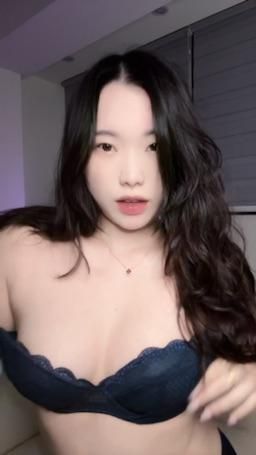 lovelyamber : 今天穿你喜歡的那套在床上等你了呦❤️ 5個KitKat券換完整影片呦🥰🥰
