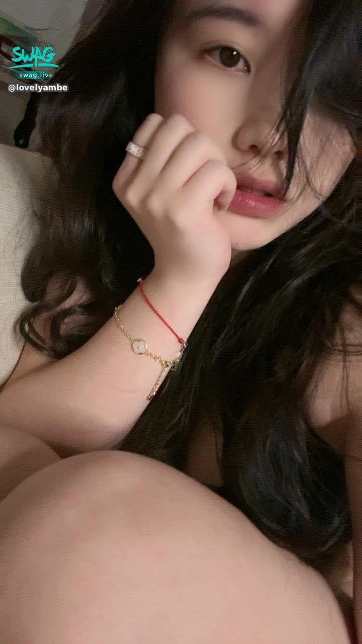 lovelyamber : 本來想直播陪大家🥺但是突然手腳冰冷 感覺發燒了🤒
 記得想我喔寶貝
直播間收集KitKat 券 一人一張送安寶圓德國夢🥰🇩🇪 麻煩大家了😘