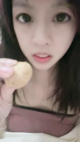 lovemeredith : 果乾餅乾，你想不想吃呀，我餵你