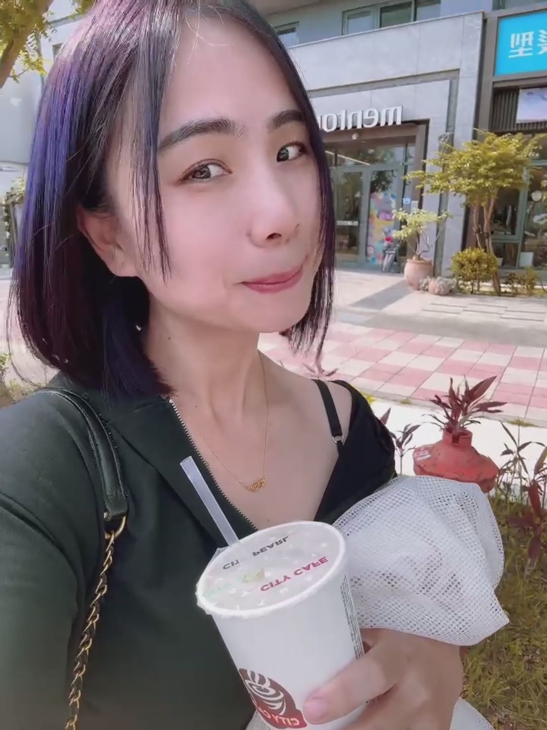 pizza_0705 : 好開心~染了新髮色❤你們覺得我適合嗎?私訊告訴我~就送你一部福利影片😘  #性感 #sexy #生活 #戶外 #露臉 #甜美 #可愛 #素人 #私訊