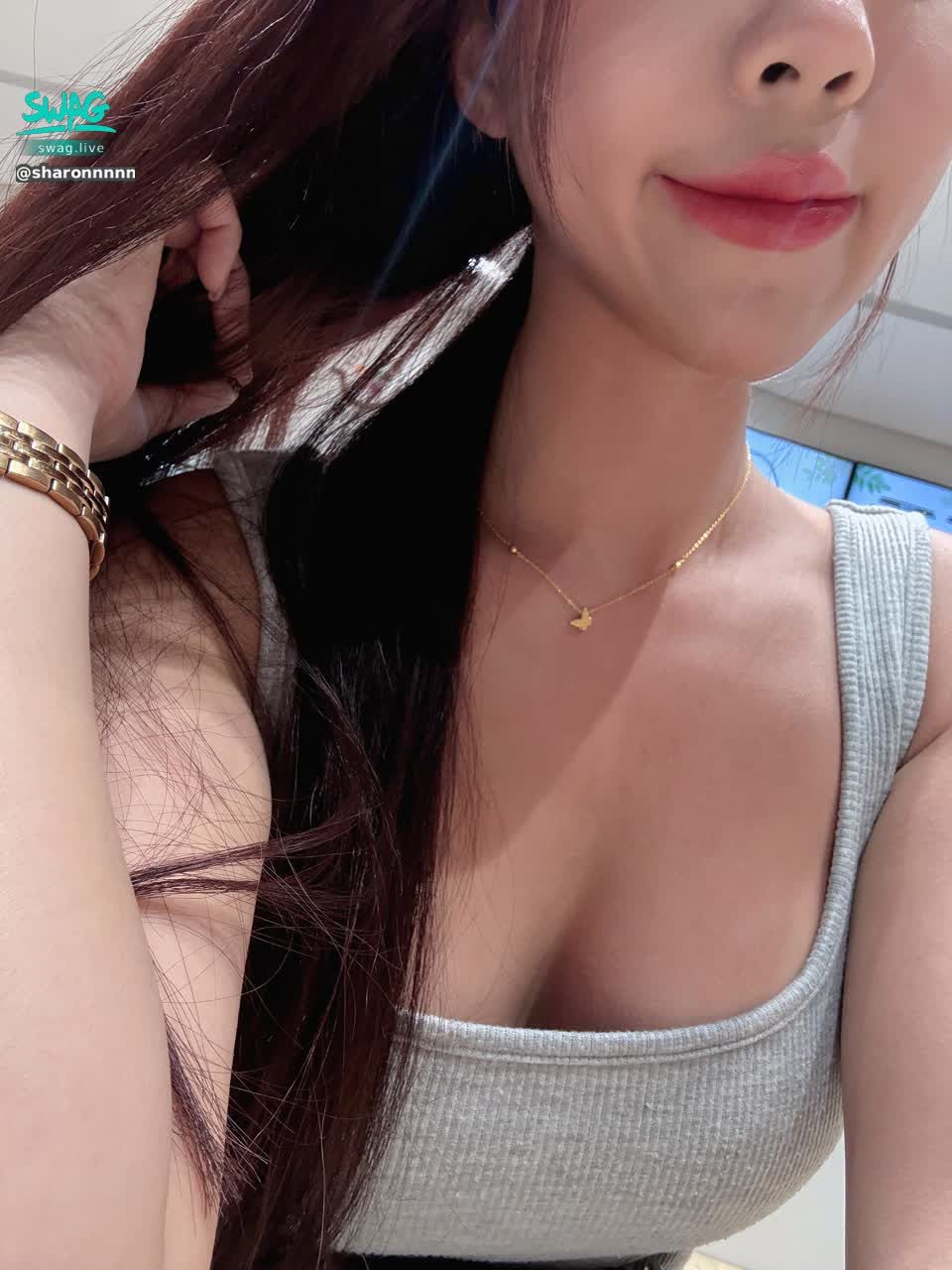 sharonnnnn : 早上出門才發現太低胸了🫣🫣同事會從旁邊偷看嗎？