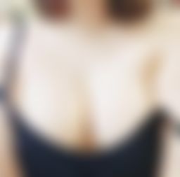lelelina : 跟著音樂夾起來律動而已🤭🤭
#內衣#乳溝#白皙#樂樂