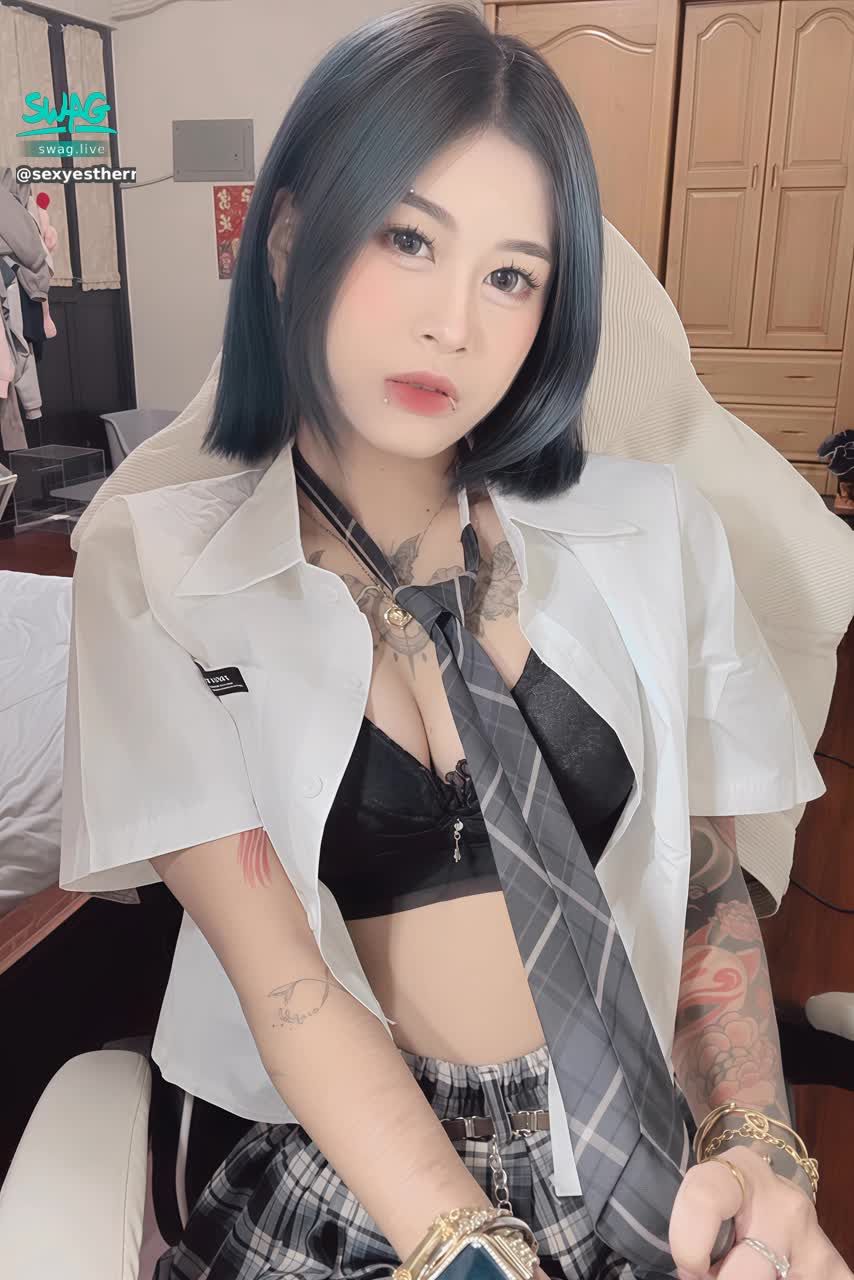 sexyestherr : 制服誘惑😽