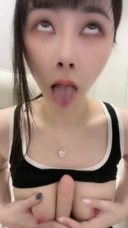 miyukibaby : 最騷的表情阿嘿顏乳交😍😍想射在哪？