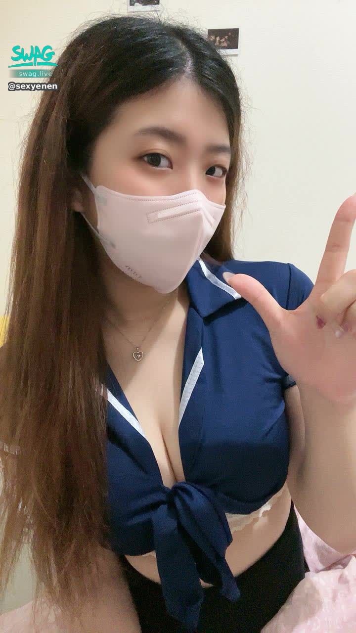 sexyenen : Nn回歸囉～～哥哥們該回來陪Nn直播囉😳😳😳