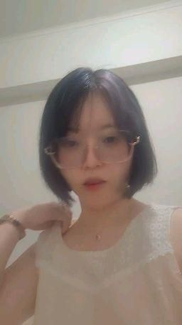 saturna : 想看看我除了戴項鍊以外裡面是什麼嗎😝😝