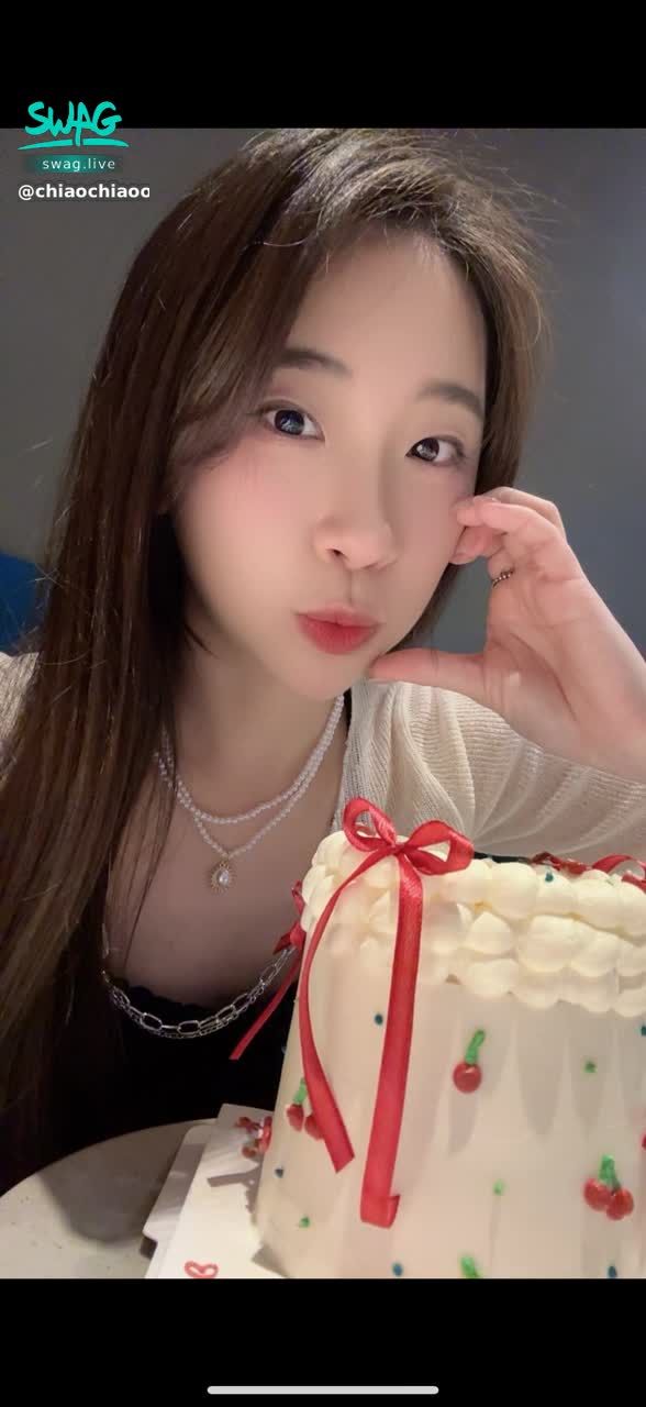chiaochiaoo : ✨慶祝喬喬二週年紀念感謝祭❤️
喬喬陪你走過兩年色色日常～
這次，獻上史上最濕、最騷、最超尺度回饋！

🔥限定「穴穴長片」無碼釋出🔥
全祼喬喬只為你展開🫣
粉嫩小穴近距離直擊、
水聲啪啪流不停、白漿從穴口溢出…
讓你看得硬、聽得濕、爽到炸！🥵💦💋

⏰活動時間：5/14～5/31直播

🎁 送禮就抽獎，送越多，中越大：
🎢 雲霄飛車 = 抽獎籤1隻
🎡 夢幻摩天輪 = 抽獎籤8隻 + 🉐 1部色色片
⌚️ 奢華名錶 = 抽獎籤20隻 + 🉐 2部超色片
✨ 破百萬保底 = 直接兌換穴片（不抽了，直接給）😈
👑 榜一大爺 = 想要什麼都可以許願，喬喬親自兌現💝

📺 6/1直播中公開抽出得主！
只有直播在線才有抽獎資格唷～
錯過等明年，錯過會想哭～

—

你刷的不是禮物，是喬喬的濕濕福利
讓我在片裡一邊喊你名字，一邊濕成水災…你敢來嗎？