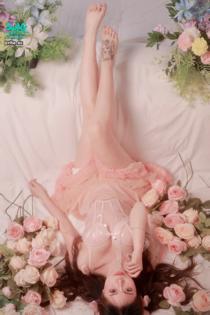 rita_oc : 休息3天来例假了哥哥们。拍咯点照片哥哥们好看吗？
