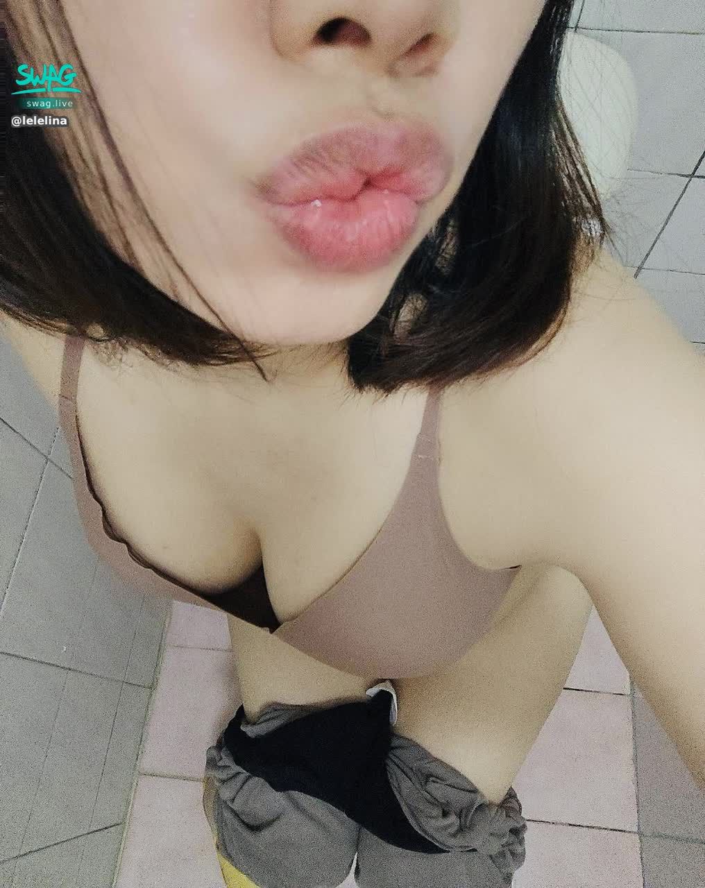 lelelina : 廁所性感拍拍🤭🤭🤭

#乳溝#白皙#廁所