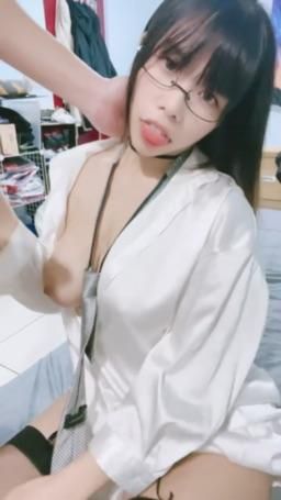 yuyusweet : 老師上課囉同學認真上課💖