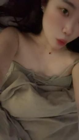 lovelyamber : 可以….把我壓在床上撕開我的衣服嗎❤️🫣🫣