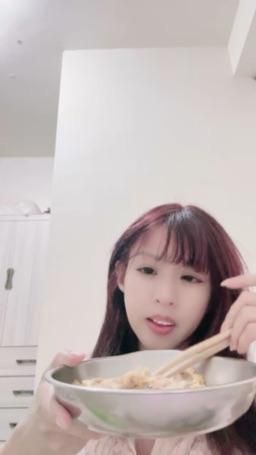 lovemeredith : 我煎的蔥油餅，跟我壞壞老公，可以吃到，是你嗎？