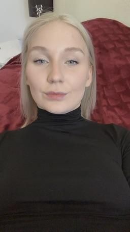 olyablondegirl : fingering my pussy 5/10
