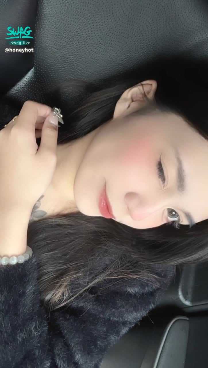 honeyhot : 各位等等我一下！我等等11.上播🥹！我現在有事情🥹等我回來陪各位🥹