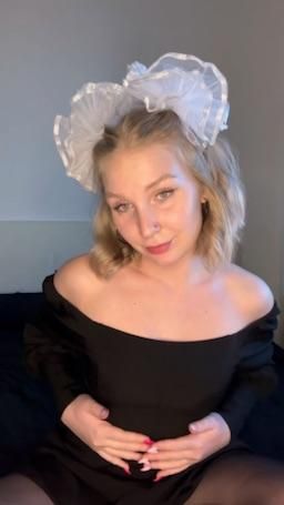 olyablondegirl : Your girlfriend is having fun after college and doing a huge squirt💦 full video in private message