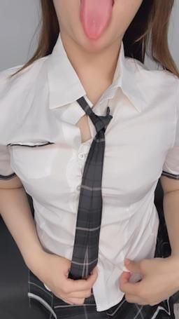 may_yy : Babe喜歡壞壞學生妹嗎❤️
鈕扣都只扣一顆上課😎