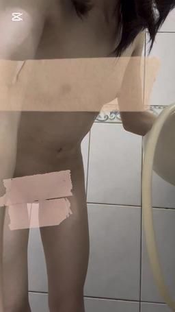 sexyanon : 先給大家複習一下洗澡澡 🥰 後面有無遮的片段