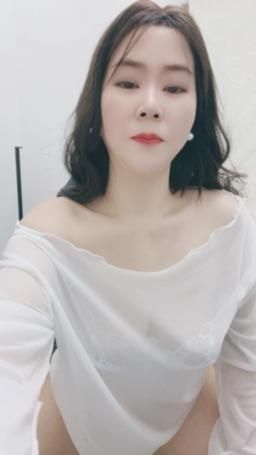 zwkb888 : 白色套装，哥哥爱吗？