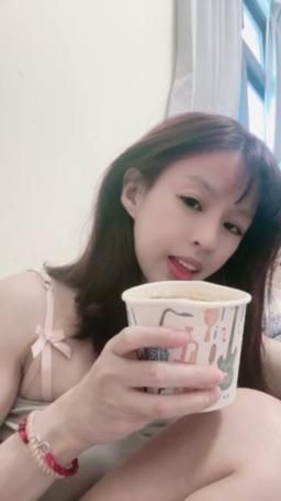 lovemeredith : 吃大腸蚵仔麵線，分你吃，想要你硬硬猛猛的對我好嗎？