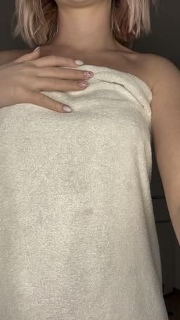 olyablondegirl : after shower 🧼