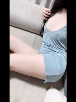 cocolunna : 其實我很常不穿內褲出門😝 就是喜歡那種涼涼風風的感覺.. 還有隨時被男生看到穴穴的刺激感👀👀