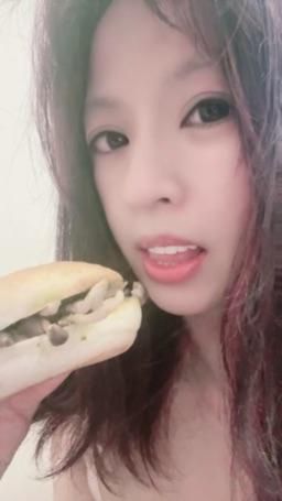 lovemeredith : 路過咖啡店買的青醬菇菇餐包超貴要70元，還是坐在店裏喝咖啡，cp值高，你要ㄧ起嗎？