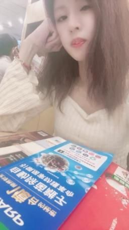 lovemeredith : 剛上完課來速食店看雜誌，你猜我看了幾本、答對送片片