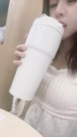 lovemeredith : 我喜歡帶我的白色環保杯裝紅茶，要不要我喝紅茶餵你口中解渴