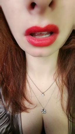 julielove : lips, voice, cleavage