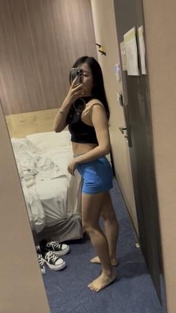 janicee : 做完馬尾不見了😈
他說遠遠地就看到我，看來他很喜歡這套衣服❤️
露出屁股的超短褲🙂