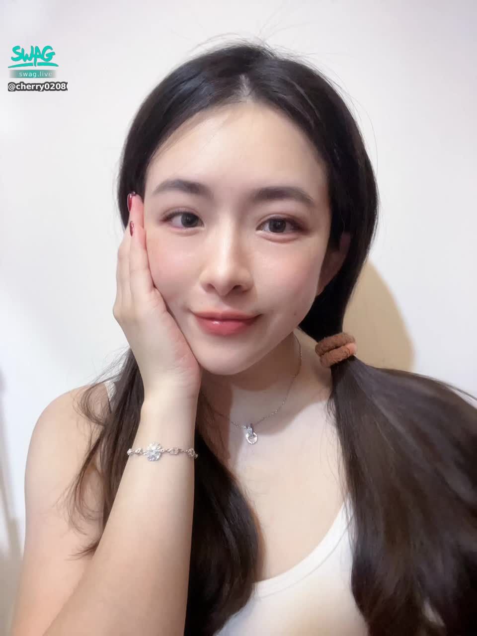 cherry020800 : 放假就是好心情❤
想出門又想當坨爛泥😂
有人想帶我出門覓食嗎？🥰

#sexy #性感 #生活 #日常 #甜美 #露臉 #可愛 #約會