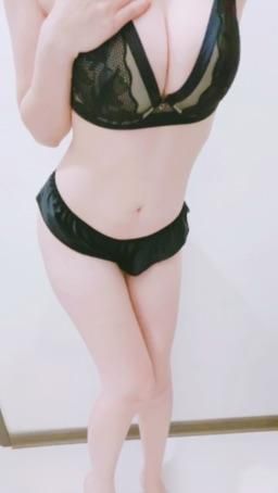 sasabebe : 新內褲好可愛❤️好像裙子
但這裙子應該不能穿出門🙈