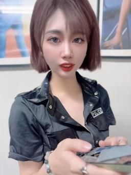 yo7542yo : 在跟朋友回訊息✉️
結果⋯居然被偷拍穿小丁😳😈