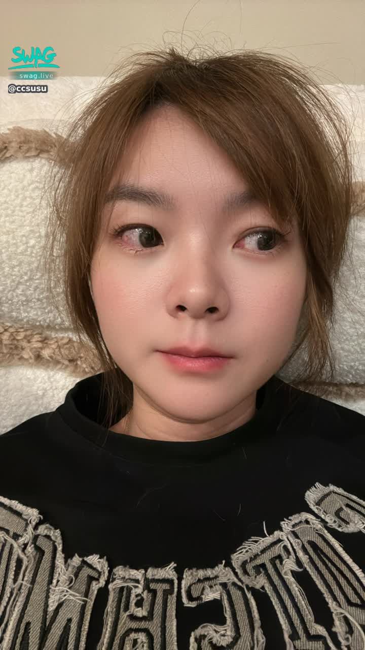 ccsusu : 我⋯⋯在沙發上抱著皮皮抱著抱著就睡著了😱