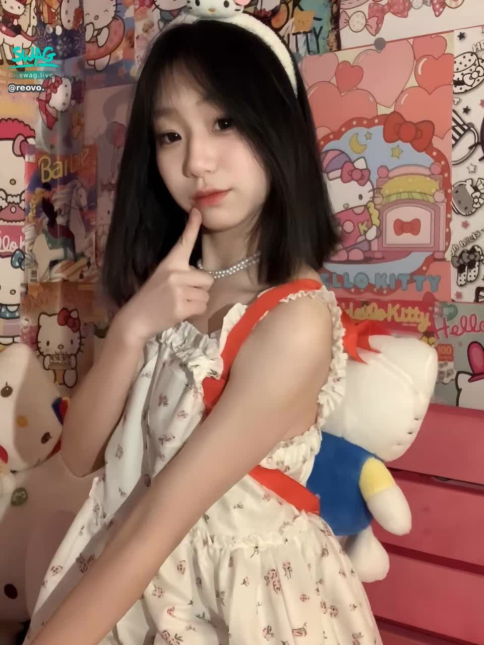 reovo. : 新人报道 女大一枚 多多关照❤️
 晚上家里人睡了播 一般10点过后
 不方便讲话 希望大家耐心指导💫
 记得追踪 第一时间获得开播通知📢
  #可愛#露臉#全swag顏值最高