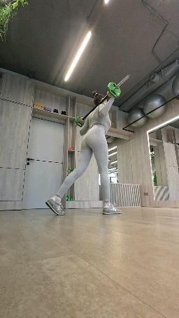wildsun : lunges from a leg with a barbell.