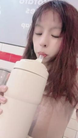 lovemeredith : 紅茶雪泥超難吸的，因爲還沒融化；我被渣男騙的心也還沒融化，你要給我熱力嗎？