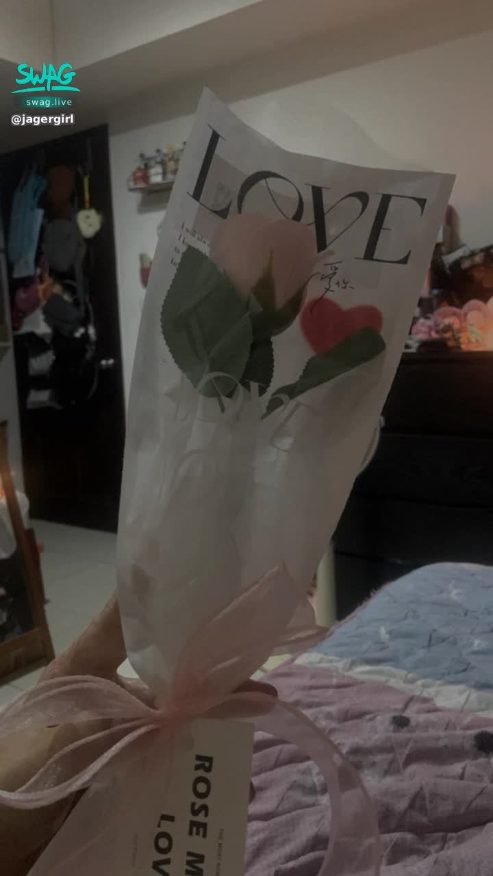 jagergirl : 520快樂寶貝們❤️生活還是得自己哄❤️自己給自己買一朵花🌹也期待寶貝們可以讓我不要一個人過節日也給芮妮小驚喜小禮物🎁