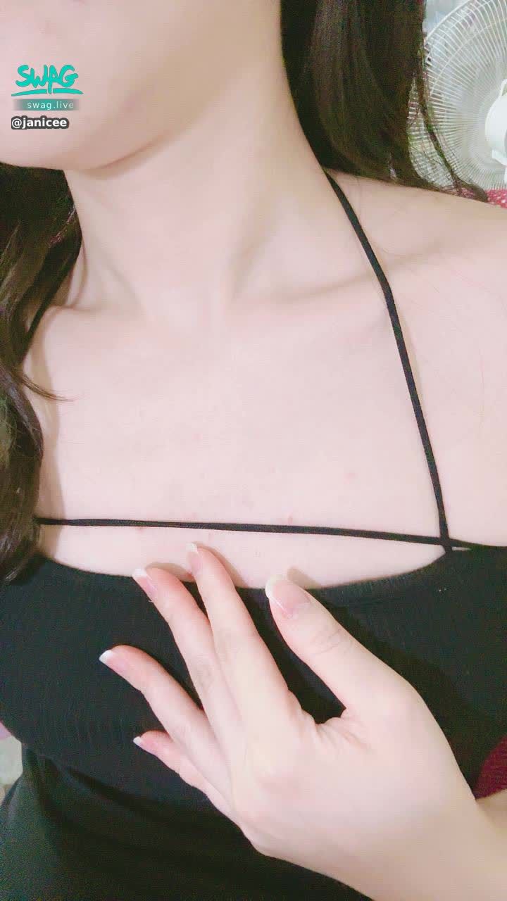 janicee : 鎖骨✨
520快樂❤️
上次有個大學生留下的痕跡還沒消
就在工作中度過520了🥺🥺🥺
不過有人週五要帶兄弟來讓我體會被🙈 🙉 🙊的感覺，好期待，聽說有19公分！