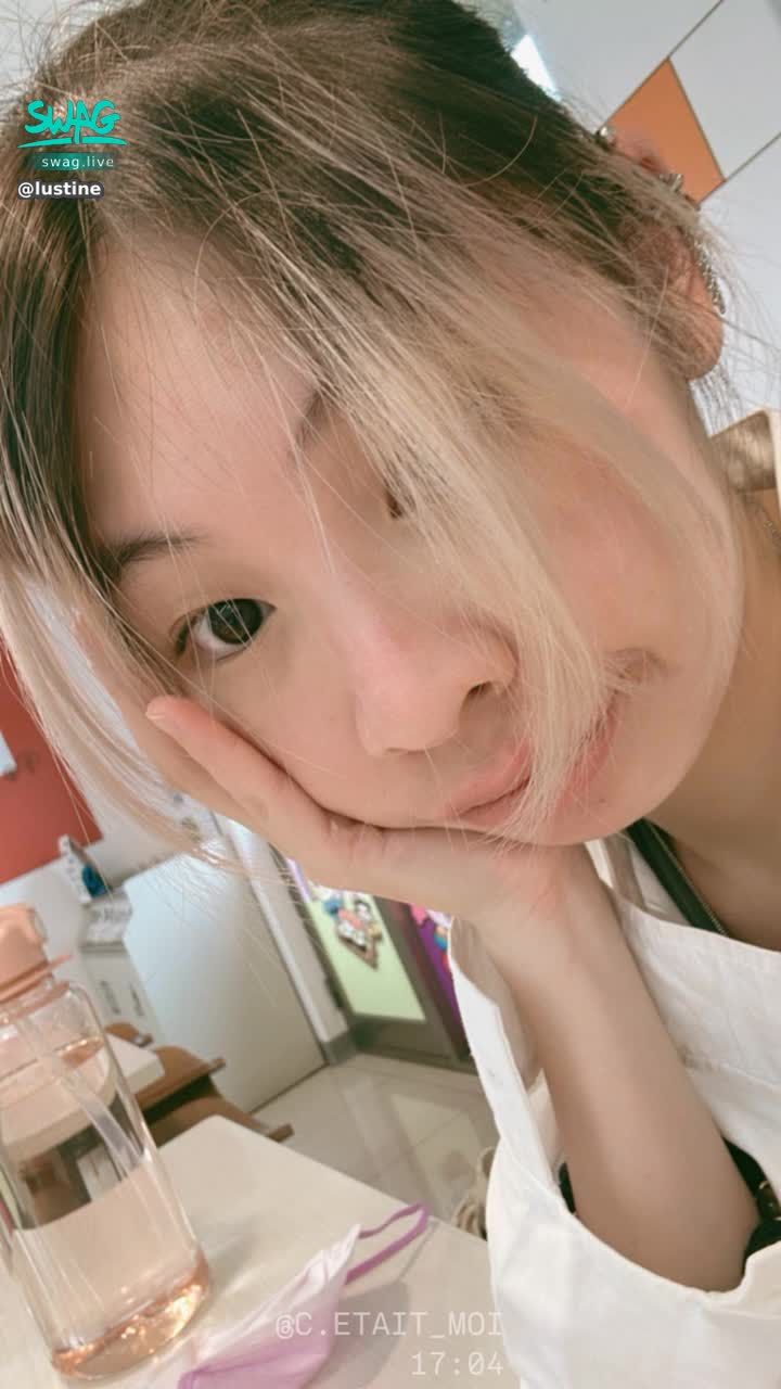 lustine : 上課偷自拍🤣今天也太熱了~你們有沒有多補充水分！或是多看看我解渴❤ #sexy #性感 #生活 #露臉 #日常 #可愛 #甜美 #新人