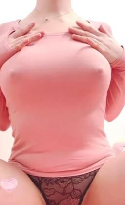 bershuka : 粉紅色的激凸色誘!忍不住掀起來揉⋯💓
#若隱若現 #激凸 #奶頭 #大奶 #巨乳 #揉奶 #s