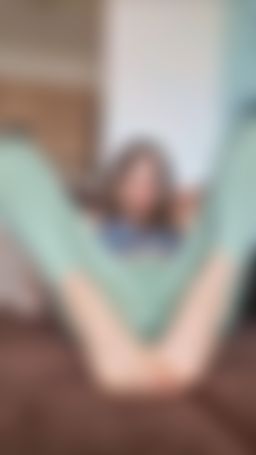 lessikitty : legs behind  the head