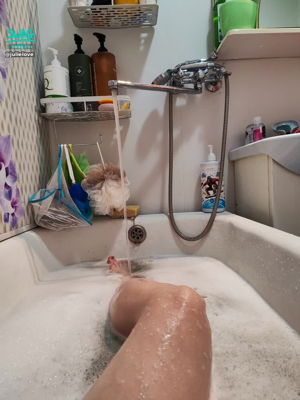 julielove : Spread those legs in the bathroom