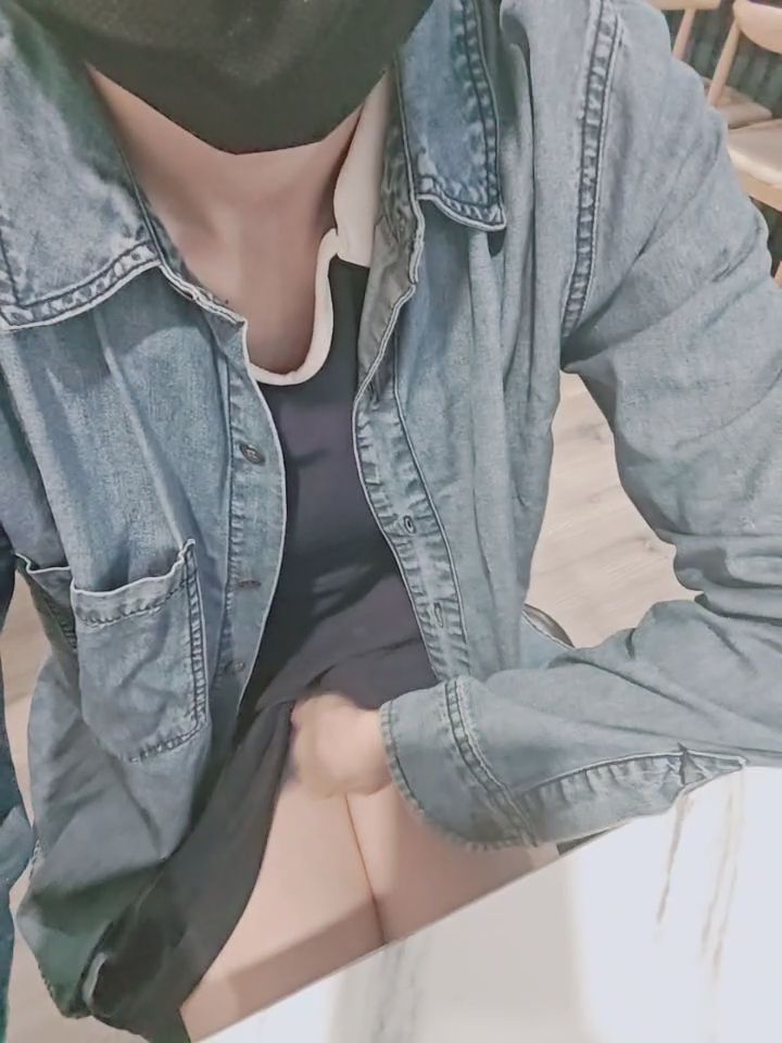 quanna : 消夜約會露出誘惑😝😝😝如果你坐在我面前你會做什麼？