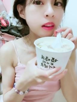 lovemeredith : 吃豆花，跟我皮膚一樣白嫩，你想摸嗎？